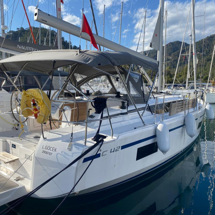 Juju | Bavaria C42 photo 5