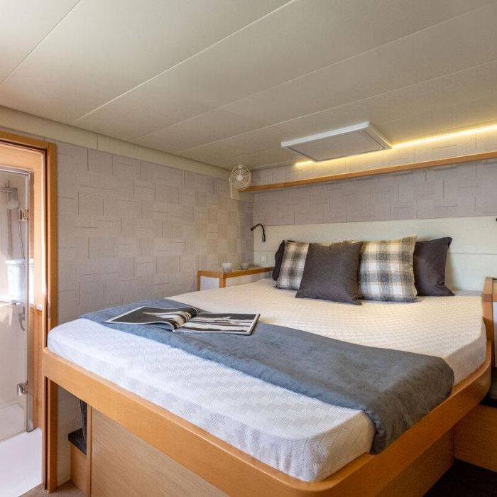 Royal Hearts | Lagoon 52 photo 6