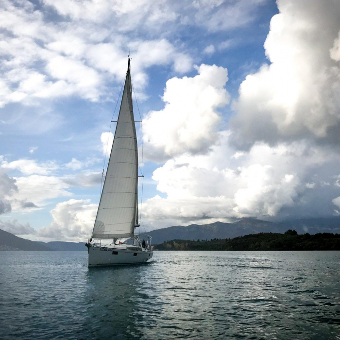 Blues | Oceanis 48 photo 4