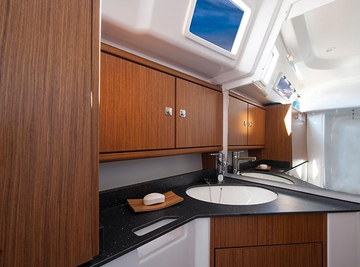 Adria Breeze | Bavaria Cruiser 33 photo 9