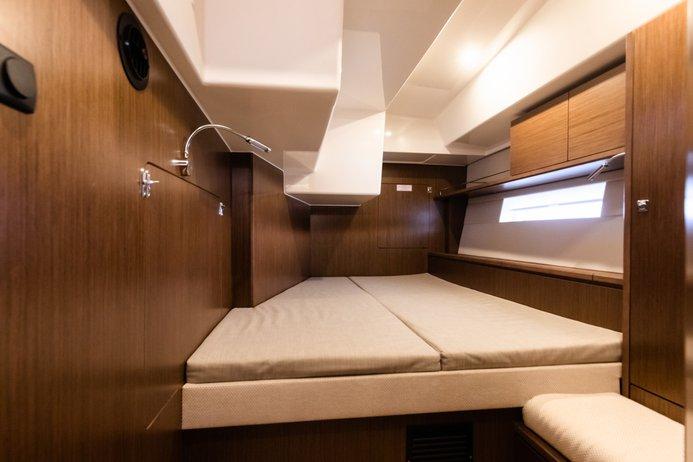 Elli | Bavaria C57 photo 5