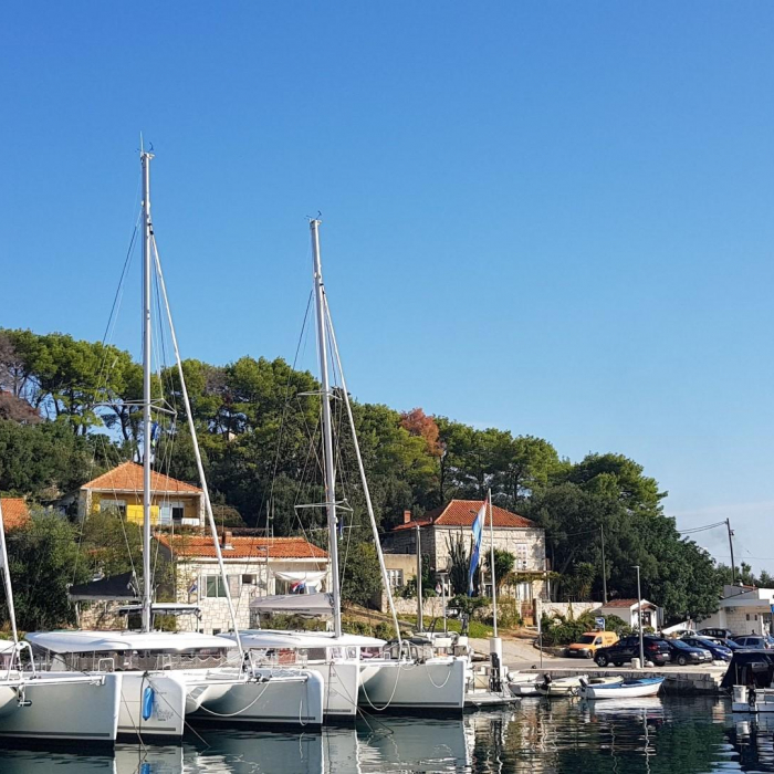 Samogon | Lagoon 450F photo 12