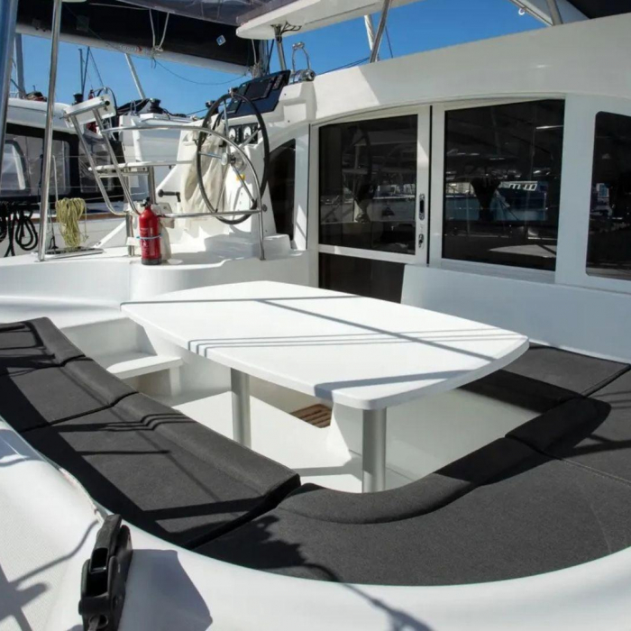 Ploto | Lagoon 380[G] photo 2