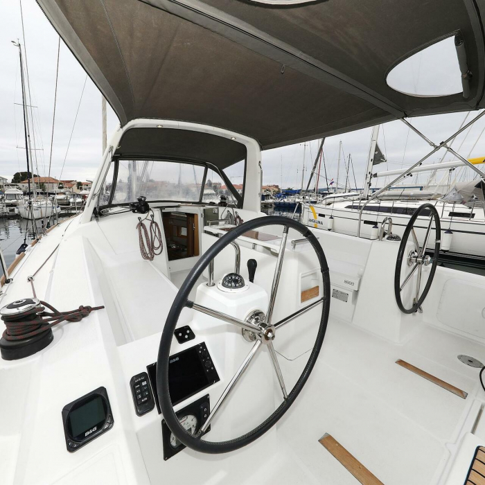 One | Oceanis 38 photo 29