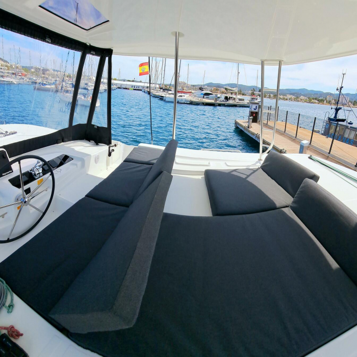 SILVER ELLI | Lagoon 46 photo 9