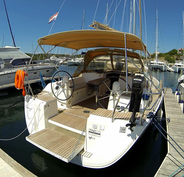 China girl | Dufour 375 GL photo 3