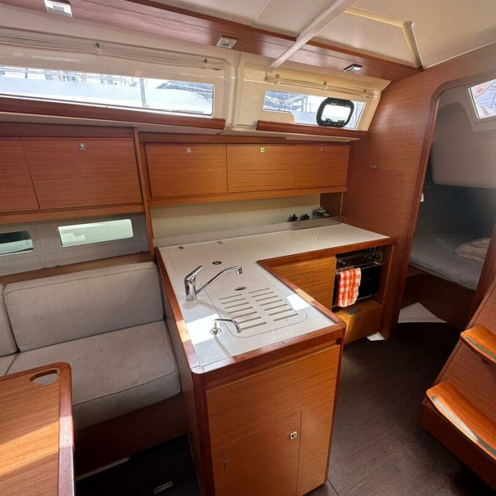 Economy | Dufour 390 photo 6