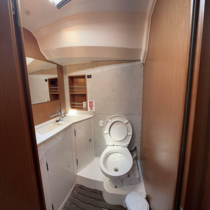 Silver VII | Bavaria C42 photo 10