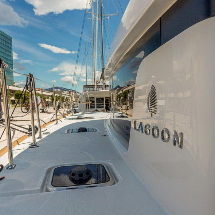 SAILOR MOON | Lagoon 40 photo 11