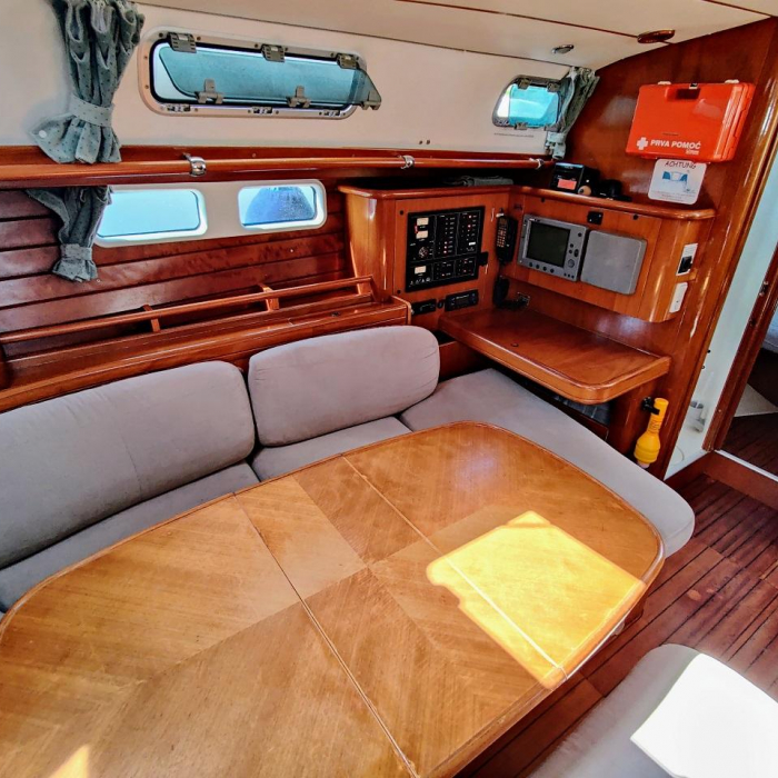 Rose Runner | Oceanis Clipper 461 photo 9