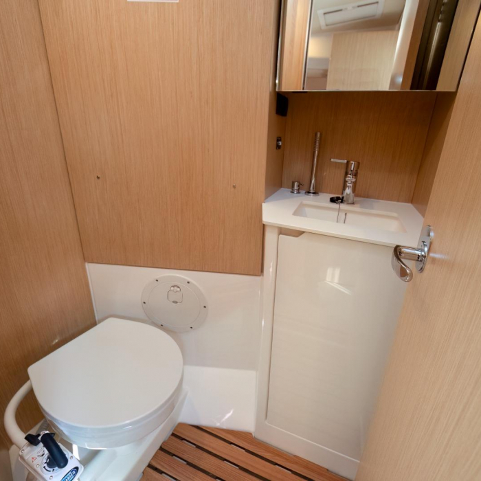 Aura | Bavaria C38 photo 2