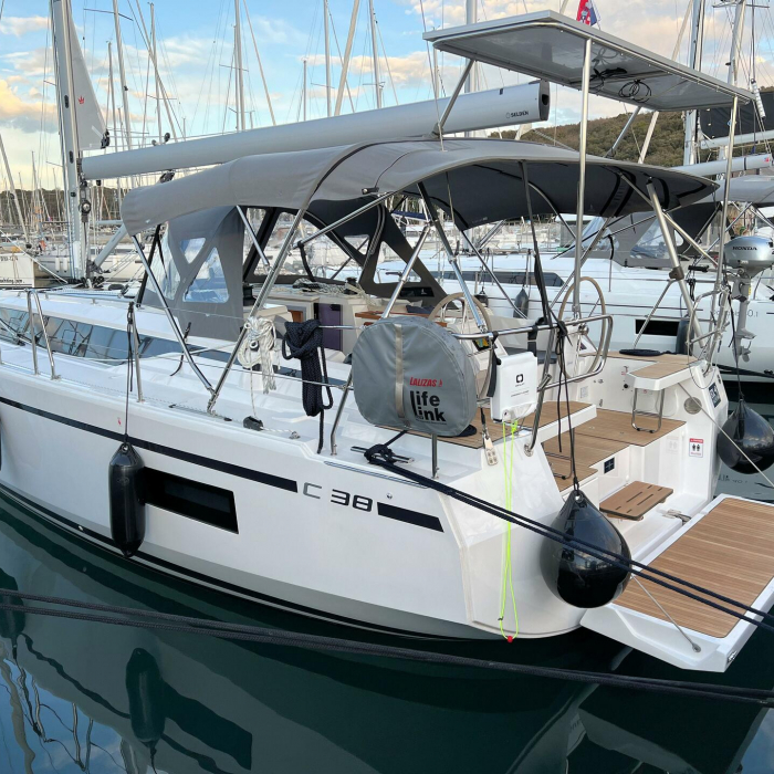 Mala Hana | Bavaria C38 photo 15