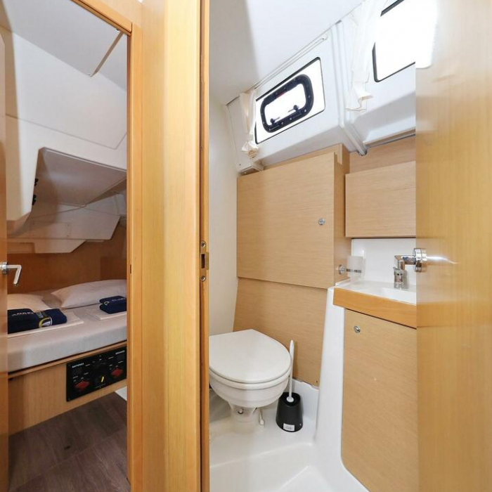 One | Oceanis 38 photo 10