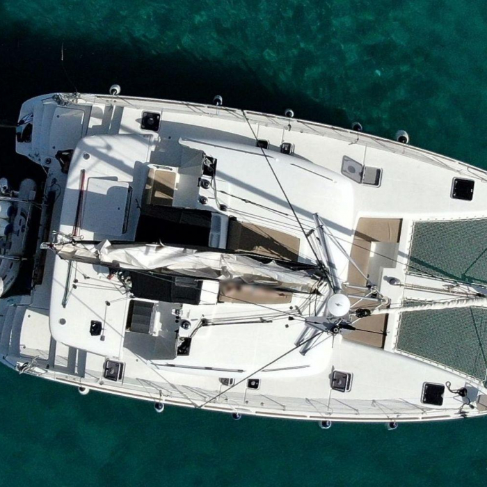 Samogon | Lagoon 450F photo 4