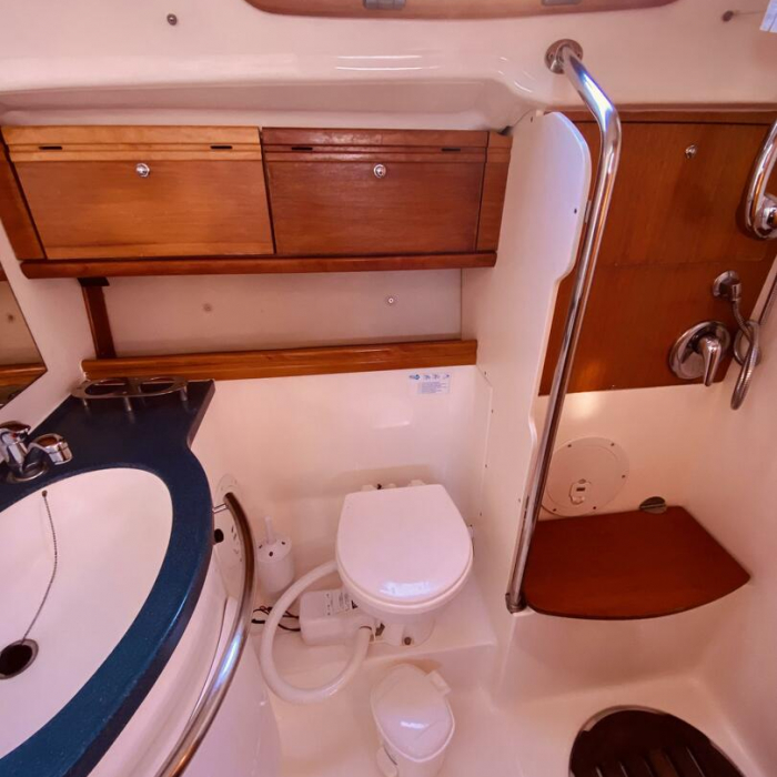 Iro (Pax 7) | Bavaria 42 Cruiser photo 15