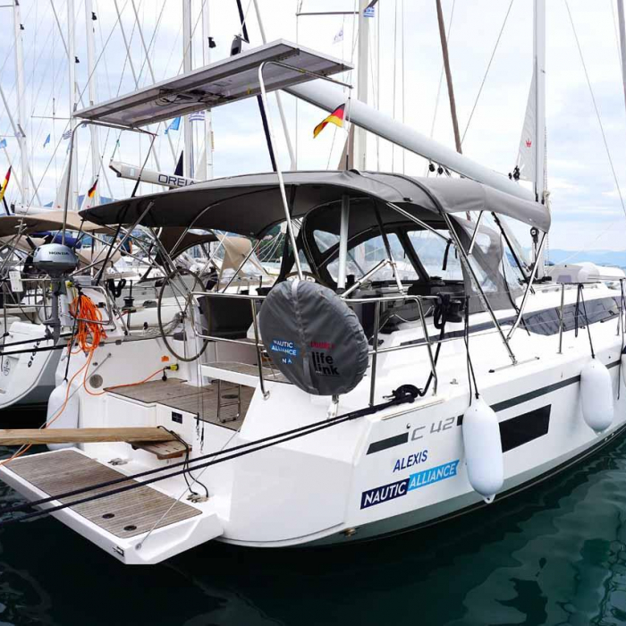 Alexis | Bavaria C42 photo 5