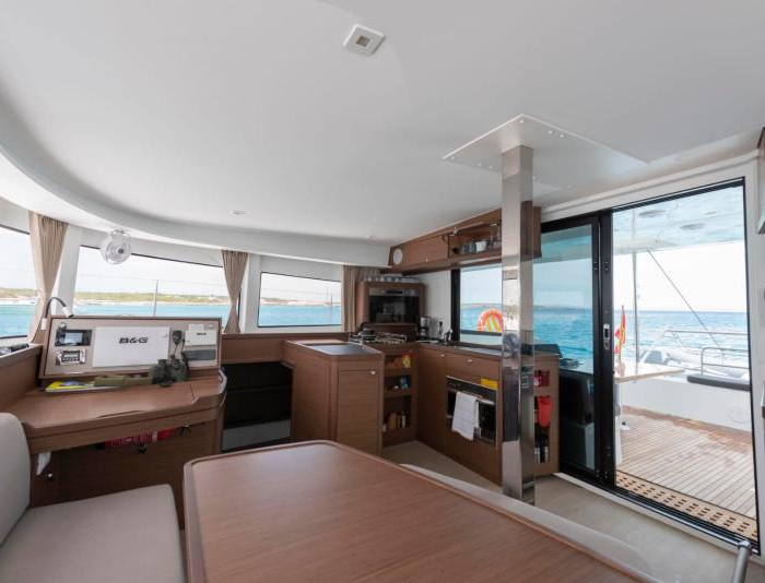 Side | Lagoon 42 Version photo 8