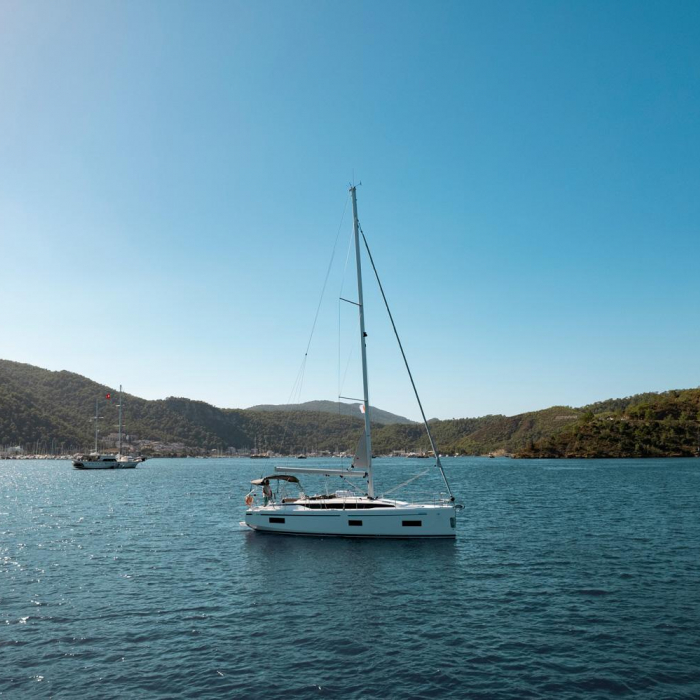 Arinna | Bavaria C38 photo 14