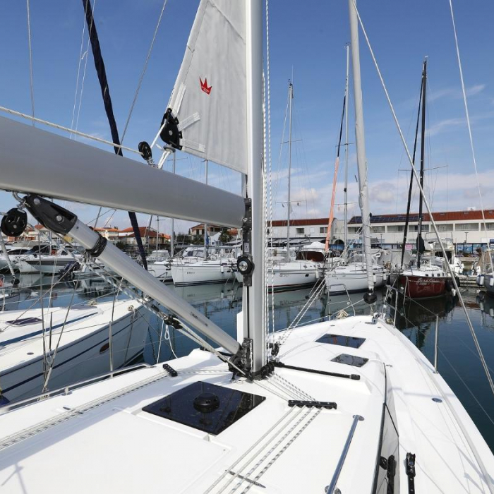 Lea | Bavaria C38 photo 4