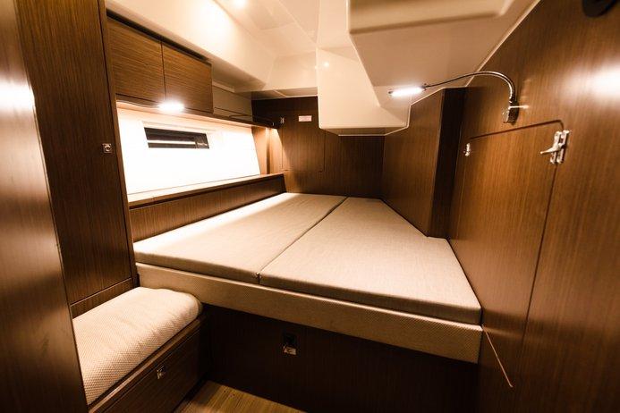 Elli | Bavaria C57 photo 7