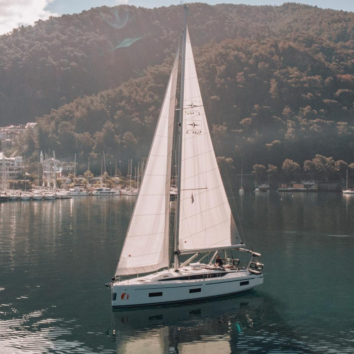 Aruna | Bavaria C42 photo 13