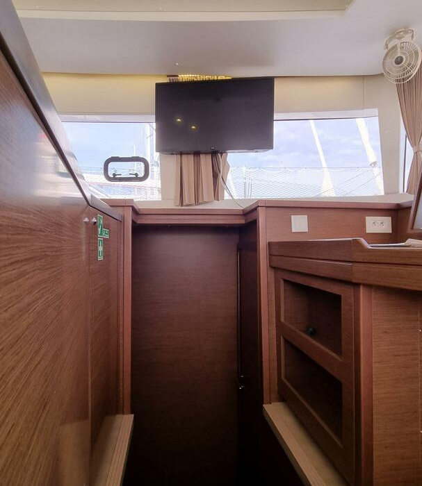 Samogon | Lagoon 450F photo 17