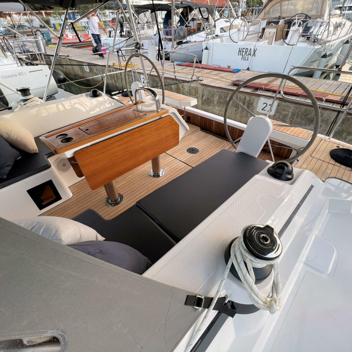 Mala Hana | Bavaria C38 photo 12