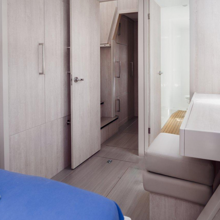 Between | Leopard 58 photo 23