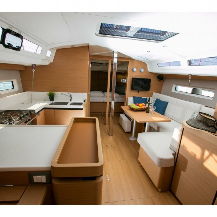 BLACK BIRD | Sun Odyssey 440 photo 7