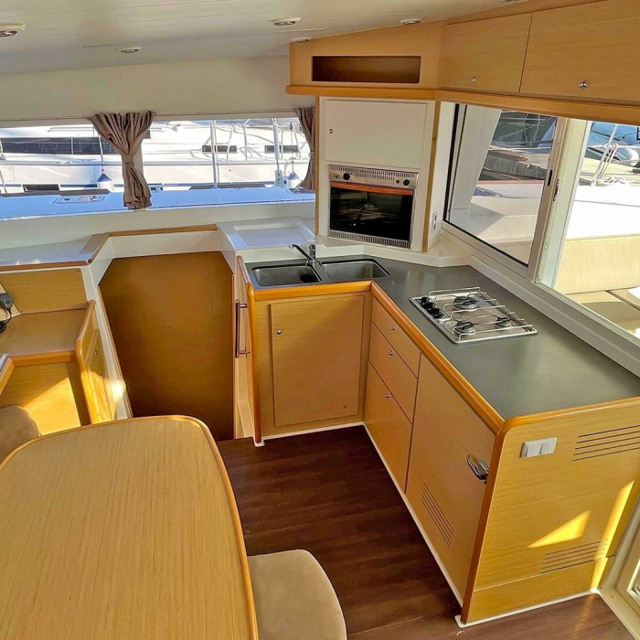 Jazz Point | Lagoon 400 photo 9