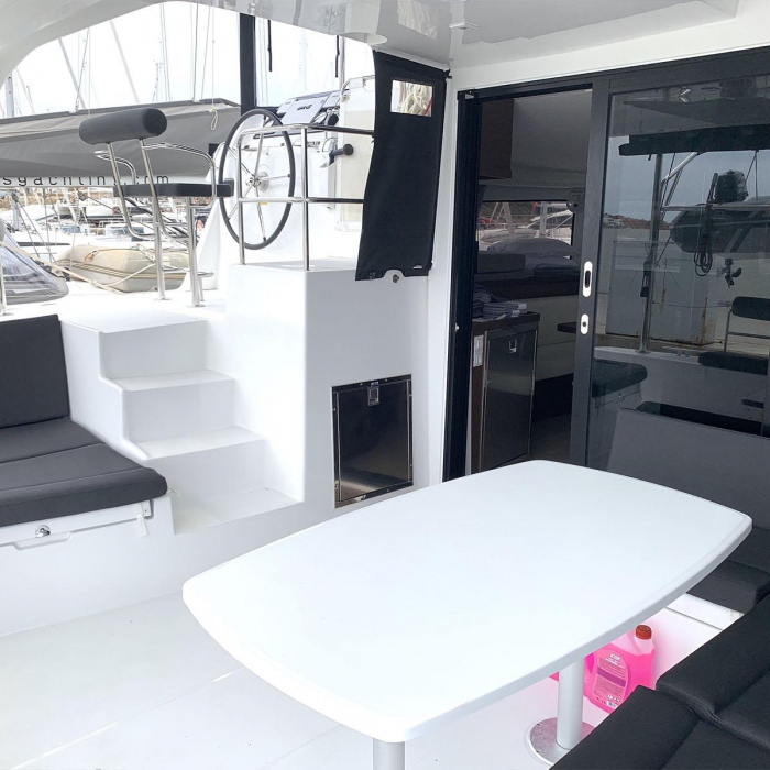 Zoe | Lagoon 42 photo 16