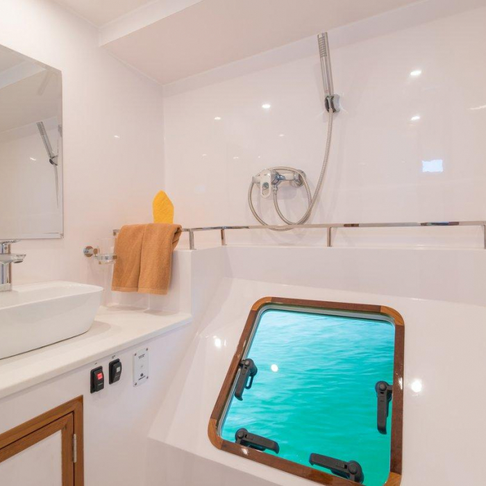 Vesna | Island Spirit 410 photo 10