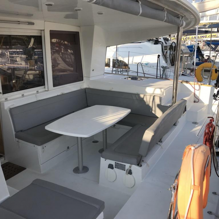 Aurora | Lagoon 400 photo 6