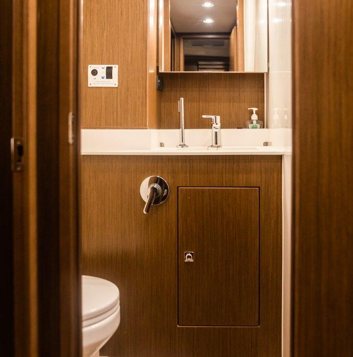 Elli | Bavaria C57 photo 3