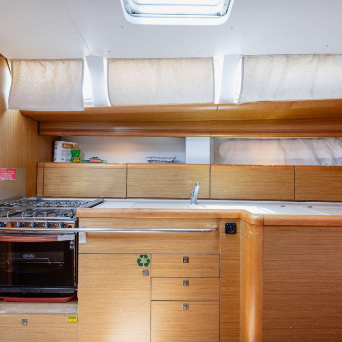 Ana B. | Sun Odyssey 49i photo 6