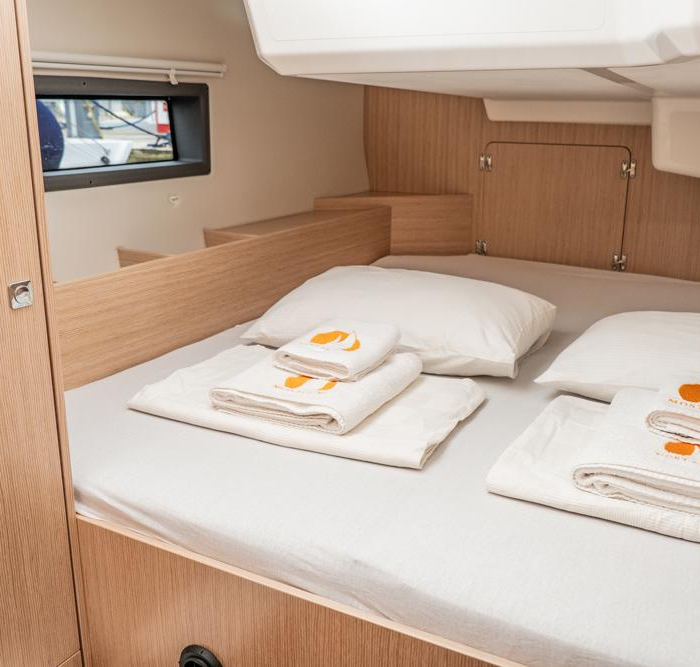 Aruna | Bavaria C42 photo 39