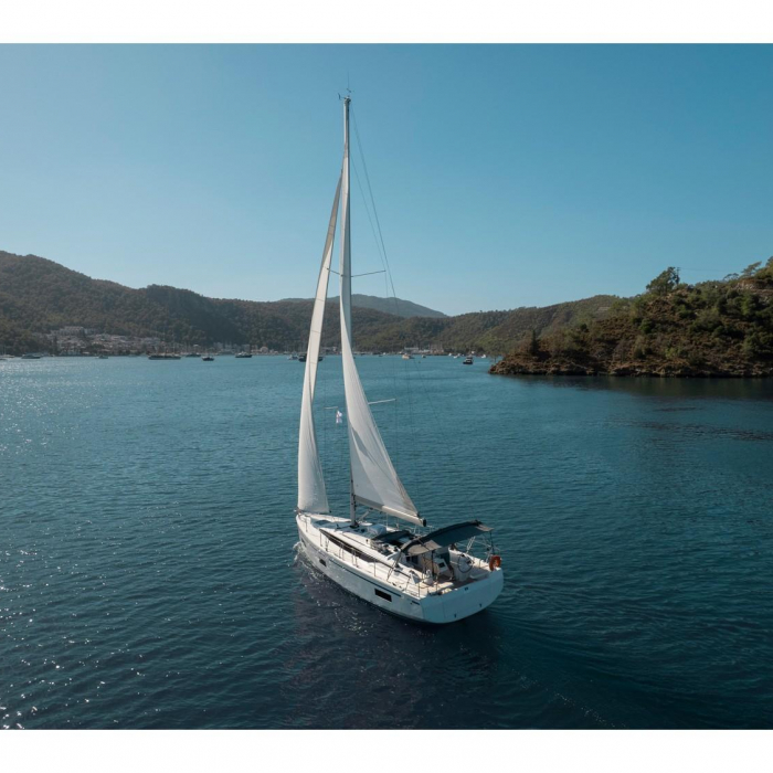 Arinna | Bavaria C38 photo 25