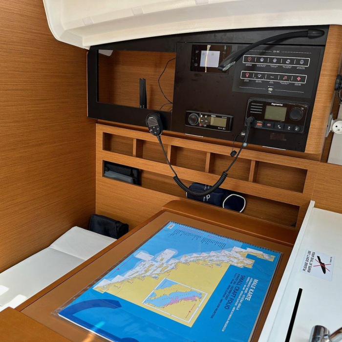 Wind Kiss OLD | Sun Odyssey 380 photo 9