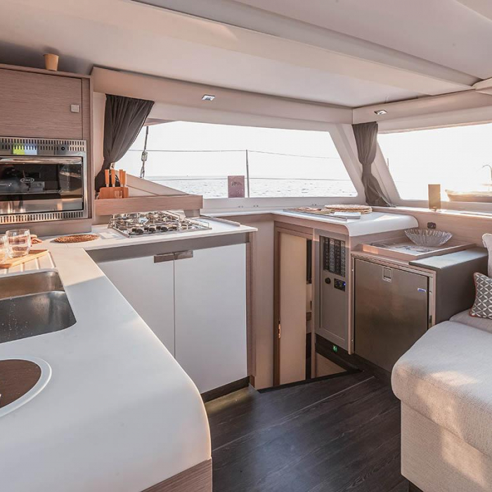 Monkey Puppy | Fountaine Pajot Isla 40 photo 10