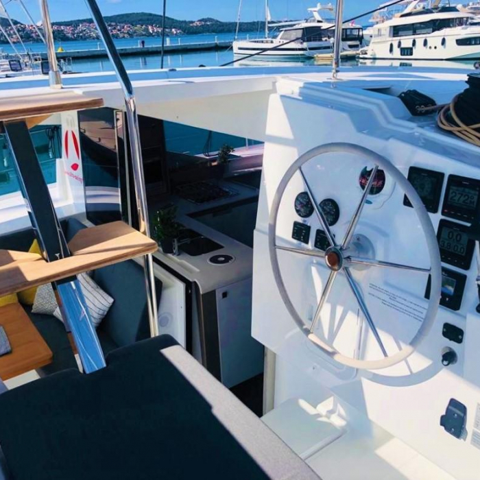 Sailor Venus | Fountaine Pajot Isla 40 photo 6