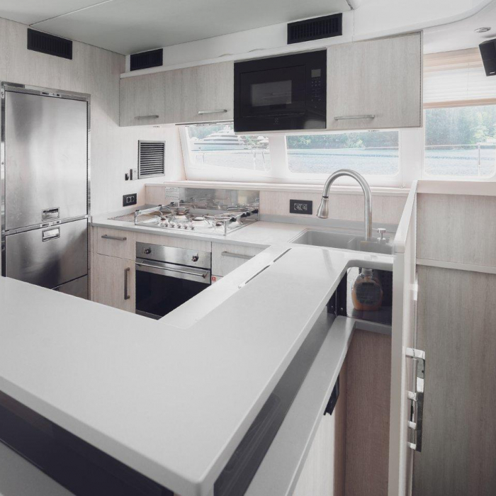 Between | Leopard 58 photo 14