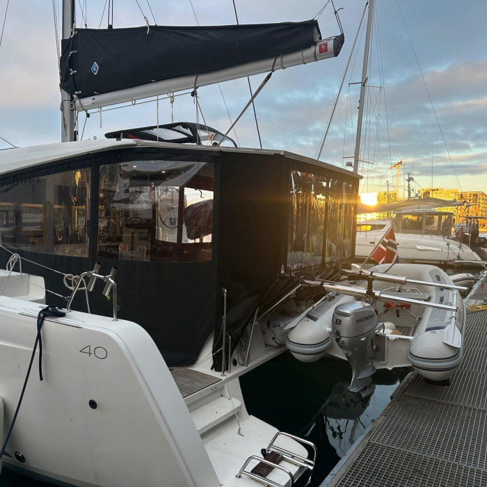 Arctic Charm | Lagoon 40 photo 3