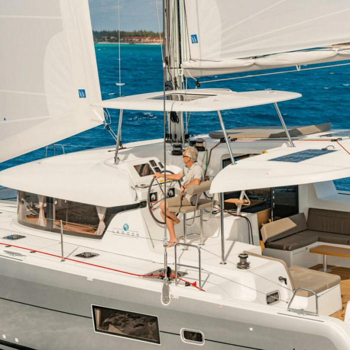 HeyBlue | Lagoon 42 photo 2