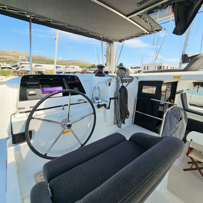 Nera | Lagoon 42 photo 6