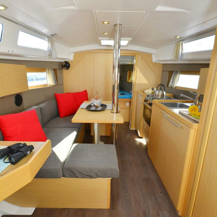 Hobbit | Oceanis 35 photo 15