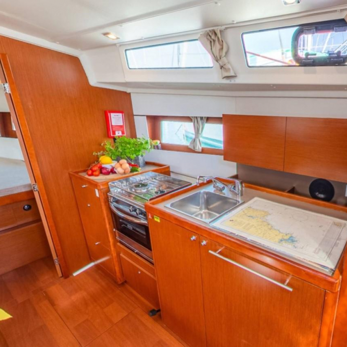 Sailor Jupiter | Oceanis 38.1 photo 6