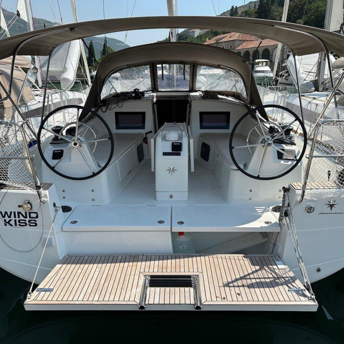 Wind Kiss OLD | Sun Odyssey 380 photo 2