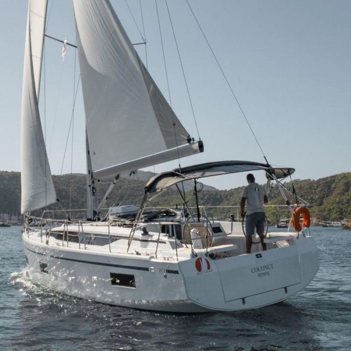 Coconut | Bavaria C38 photo 53