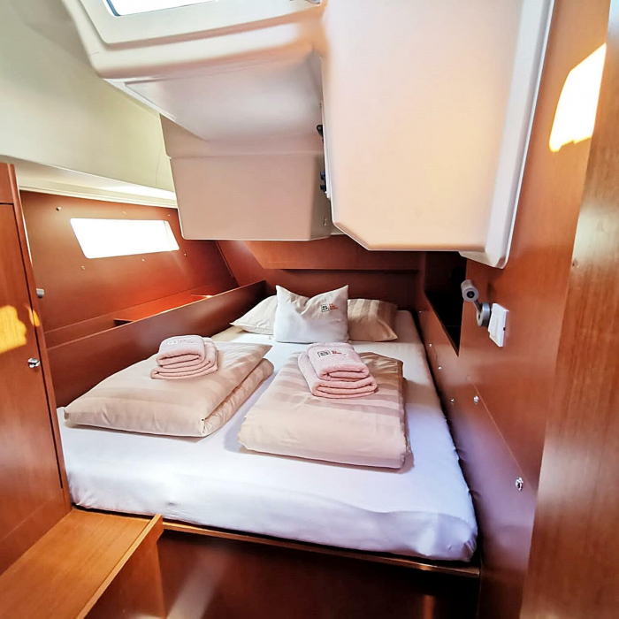 Office 2 | Oceanis 41.1 photo 4