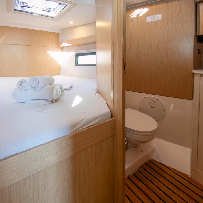 Aura | Bavaria C38 photo 5